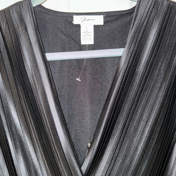 Japna Tops Pleated Black V-Neck Top - Picture 3 of 3